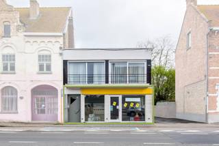 Ruime handelsruimte is gelegen op een commerciële ligging in het centrum van Diksmuide.<br /><br />Het pand biedt verschillende mogelijkheden. <br /><br />Het pand omvat een ruime handelsruimte (289m²) met veel lichtinval en airconditioning en een keuken (24m²).