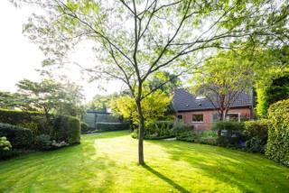 Deze woning met magazijn ligt in een rustige woonwijk langs het kanaal Dessel-Schoten op wandelafstand van het centrum en een boogscheut van de E19. Ideaal dus voor zelfstandigen met gezin die wonen en werk willen combineren.<br />Indeling: <br />De inkomhal geeft toegang naar de gezellige woonkamer met een apart bureel. De open keuken met prachtig zicht naar de aangelegde tuin werd volledig vernieuwd met o.a. Quooker kraan en stoomoven. Aansluitend is er nog een handige aparte berging. Verder hebben we nog de ruime wasplaats, een inpandige garage en een toilet. Op de eerste verdieping geeft de nachthal toegang naar de 5 slaapkamers (13+12+12+11+6m²), de badkamer met ligbad, douche en wastafel enkel in meubel en tenslotte een apart toilet. De bergzolder dient louter als opslagplaats. De oprit loopt, afgeschermd van de tuin, langs de woning naar het magazijn en een extra hoge carport.<br />Troeven:<br />- Gunstige rustige ligging<br />- EPC B<br />- 22 zonnepanelen met certificaten<br />- Magazijn met hoge poort<br />- Fraai aangelegde tuin<br />Lijkt deze eigendom iets voor u of heeft u verdere concrete vragen? Dan helpen wij u graag via 03 360 85 30.