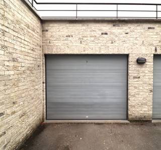 Op een discrete locatie, goed gelegen in het centrum van Avelgem, staat deze privatieve garage, deel uitmakend van een klassevol appartementsgebouw. De garage is ruim genoeg voor 1 wagen en/of stockage van materiaal.