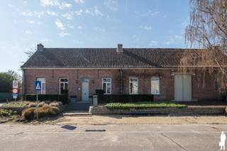 <h3><span>Karaktervolle gerenoveerde hoeve met zwemvijver in Keerbergen.</span></h3>
<p><span>Ontdek deze </span><strong><span>instapklare en smaakvol gerenoveerde hoeve</span></strong><span> in Keerbergen, waar authentieke charme en hedendaags wooncomfort op een bijzonder mooie manier samenkomen. Originele elementen zoals de </span><strong><span>houten balken en natuurstenen tegelvloeren</span></strong><span> geven de woning haar warme, landelijke uitstraling, terwijl de ruime leefruimtes en prachtige buitenomgeving zorgen voor optimaal wooncomfort.</span></p>
<p><span>Via de </span><strong><span>ruime en lichtrijke inkomhal</span></strong><span>, voorzien van een afzonderlijk gastentoilet, bereik je onder meer de was- en cv-ruimte, badkamer, keuken en leefruimte.</span></p>
<p><span>De </span><strong><span>landelijke keuken</span></strong><span> is praktisch en sfeervol ingericht en staat rechtstreeks in verbinding met het ruime, </span><strong><span>zuidwestgerichte terras en de tuin</span></strong><span>. Binnen en buiten vloeien hier moeiteloos in elkaar over.</span></p>
<p><span>De fraai aangelegde tuin is zonder twijfel één van de grote troeven van deze eigendom. Centraal in de tuin bevindt zich een </span><strong><span>ruime verwarmde zwemvijver met geautomatiseerd rolluik</span></strong><span>, aangevuld met een </span><strong><span>ingebouwde Hotspring-jacuzzi</span></strong><span>. <br />Een heerlijke buitenomgeving waar rust, privacy en ontspanning centraal staan. Het kastanjehouten hekwerk en de karaktervolle, oude beukenhaag versterken bovendien het landelijke karakter van het geheel.</span></p>
<p><span>Ook binnen staat gezelligheid voorop. De </span><strong><span>royale en lichtrijke leefruimte</span></strong><span> beschikt zowel over een inbouwhaard als een open haard en biedt rechtstreeks toegang tot de tuin. De authentieke materialen en royale lichtinval creëren hier een bijzonder warme woonsfeer.</span></p>
<p><span>Op de verdieping bevinden zich </span><strong><span>drie comfortabele slaapkamers</span></strong><span> en een tweede badkamer met douche en toilet. Dankzij de twee badkamers biedt de woning bovendien alle comfort voor zowel een gezin als gasten.</span></p>
<p><span>Met een </span><strong><span>gunstig EPC-label C </span></strong><span>combineert deze woning haar authentieke uitstraling met een mooie energieprestatie. <br />De rustige maar centrale ligging, met alle nodige voorzieningen in de nabije omgeving, maakt het plaatje compleet. Een unieke eigendom voor wie op zoek is naar karakter, ruimte, privacy en wooncomfort!<br /></span></p>
<p>Kortom: Een unieke eigendom voor wie op zoek is naar een gerenoveerde woning met karakter, ruimte en privacy én een uitzonderlijke buitenbeleving.</p>
<p><strong><span>Bijzonderheden:</span></strong><span></span></p>
<ul>
<li><span>Karaktervolle, gerenoveerde hoeve </span></li>
<li><span>3 slaapkamers </span></li>
<li><span>2 badkamers </span></li>
<li><span>Authentieke houten balken en natuurstenen vloeren </span></li>
<li><span>Royale leefruimte met inbouwhaard én open haard </span></li>
<li><span>Zuidwestgericht terras </span></li>
<li><span>Aangelegde, private tuin </span></li>
<li><span>Verwarmde zwemvijver met geautomatiseerd rolluik </span></li>
<li><span>Ingebouwde Hotspring-jacuzzi </span></li>
</ul>