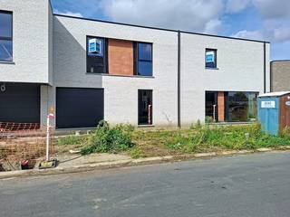 Energieneutrale gesloten bebouwing met garage en 4 slaapkamers<br /><br />Lot 6 is een gesloten bebouwing in de moderne stijl. <span>Deze woning ligt in een nieuw woonproject zonder doorgaand verkeer. Op fietsafstand van het station van Lichtervelde, vlotte verbinding naar Torhout en Roeselare en nabij de oprit van de E403. De woningen in deze verkaveling worden aangeboden met ingerichte badkamer, bevloering en ingerichte keuken. </span><br /><br /><span>GELIJKVLOERS inkom, wc, ruime living met open keuken, garage met berging.<br />EERSTE VERDIEPING: 4 ruime slpks, badkamer ingericht met ligbad, inloopdouche en badkamermeubel met dubbele lavabo, aparte wc en technische ruimte.</span><br />Deze woning staat ruwbouw-winddicht momenteel en kan tamelijk snel instapklaar gemaakt worden. <br /><br /><span>Energiezuinige woning (E - 21) door doorgedreven isolatiepakket, ventilatiesysteem D, zonnepanelen, vloerverwarming en warmtepomp. Extra troeven. Leuke tuin, grenzend aan groenzone. <br />Prijs excl. btw en kosten.<br />Download de brochure op https://durabrik.immo/lichtervelde-leysafortstraat <br />Bij Durabrik ben je zeker van een vaste prijs. Geen budgettaire verrassingen dus tijdens je bouwtraject.<br />Heb je vragen? Contacteer dan je bouwadviseur Vincent Sohier op 0475/98.89.02. of mail naar vincent.sohier@durabrik.be<br /><br />Bezoek onze kijkwoning in Roeselare.<br />*Beelden en oppervlaktes zijn indicatief.</span>