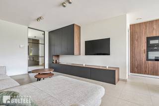 In een landelijke omgeving vindt u deze duurzame, kwaliteitsvolle en moderne BEN-nieuwbouwwoning van 2024, gebouwd volgens de strengste energienormen en uitgerust met alle moderne technische voorzieningen. De woning werd luxueus afgewerkt en biedt u op het gelijkvloers een inkomhal, een berging, een apart toilet, een lichtrijke living, een moderne, tijdloze en volledig uitgeruste keuken met quooker kraan en een grote berging/wasplaats. Op de eerste verdieping zijn er 2 slaapkamers waarvan 1 met op maat gemaakte dressing, een apart toilet en een badkamer met inloopdouche, bad en dubbele lavabo. Op de tweede verdieping zijn er nog 2 grote slaapkamers en een ruime zolder met schuiftrap. Leuk terras en tuin met zicht op de achterliggende weilanden. Carport voorzien van elektriciteit. Gemeenschappelijke fietsenberging. Bovendien beschikt de woning over de allerlaatste technieken zoals vloerverwarming/koeling met geothermische warmtepomp, 12 zonnepanelen, videofonie, conforme elektriciteit en ventilatiesysteem D. In de nabijheid van diverse fiets- en wandelroutes en recreatiedomein De Ster. Goede verbinding naar E17 en N16. Verkoop onder stelsel van registratierechten. Aarzel dus niet en ontdek samen met ons deze luxueus afgewerkte woning.