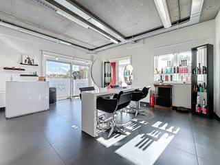 Ce bien commercial polyvalent bénéficie d'un emplacement idéal à Nieuport-Bain, avec une bonne visibilité et une accessibilité facile. Idéal pour...