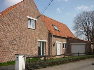 Indeling : inkomhall, living, ingerichte keuken, badkamer , toilet, berging, garage, tuin, slaapkamer op gelijkvloers en 3 slaapkamers boven.  EPC...