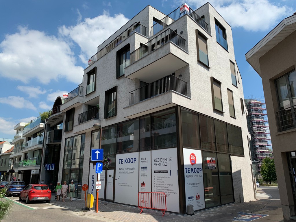 Centraal gelegen gloednieuwe handelsruimte in commercieel hart Waregem - photo 1