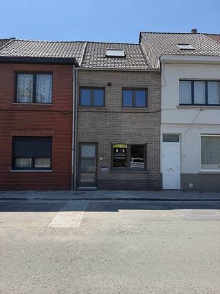<p><strong>Instapklare starterswoning met 3 slaapkamers in het centrum van Lokeren</strong></p>
<p>Op zoek naar een betaalbare en instapklare woning op een toplocatie? Dan is deze charmante rijwoning in het centrum van Lokeren zeker een bezoek waard!<br />De woning beschikt over een <strong>bewoonbare oppervlakte van ca. 112m²</strong> op een <strong>perceel van 120m²</strong> en werd <strong>volledig gerenoveerd in 2013</strong>. Dankzij de kwalitatieve renovatie is de woning meteen bewoonbaar en hoeft ze enkel nog naar eigen smaak opgefrist te worden.</p>
<p><u>Indeling:<br /></u>Binnen betreed je via aparte inkomhal de aangename leefruimte (ca. 34m²), een functionele keuken met ontbijthoek (ca 14m²) en zicht op de tuin en een badkamer voorzien van inloopdouche, lavabo met meubel en toilet.<br /><br />Boven zijn er <strong>2 volwaardige slaapkamers</strong> (ca. 11 en 13m²) en een ingerichte zolder, toegankelijk via vaste trap met mogelijkheid tot 3<sup>de</sup> slaapkamer (ca. 12m²).</p>
<p>Achteraan geniet je van een <strong>onderhoudsvriendelijke tuin</strong> met een <strong>aangelegd terras (zuidwest georiënteerd)</strong> en een <strong>tuinberging</strong> – ideaal om in alle rust van het buitenleven te genieten.</p>
<p>Ook technisch zit deze woning goed:</p>
<ul>
<li><strong>EPC-label C, dus geen renovatieverplichting</strong></li>
<li><strong>Asbestveilig</strong></li>
<li><strong>Elektrische installatie conform</strong></li>
<li>Volledig gerenoveerd in 2013</li>
</ul>
<p>De ligging is een absolute troef: <strong>centraal in Lokeren</strong>, op wandel- en fietsafstand van winkels, scholen, openbaar vervoer en <strong>het ziekenhuis</strong>. Bovendien is er <strong>veel parkeergelegenheid in de straat</strong>.</p>
<p>Deze woning is dan ook de <strong>ideale starterswoning</strong> of een interessante investering voor wie op zoek is naar een instapklare woning met een uitstekende ligging.</p>
<p><strong>Troeven op een rij:</strong></p>
<ul>
<li>3 slaapkamers</li>
<li>Volledig gerenoveerd in 2013</li>
<li>EPC C-label</li>
<li>Asbestveilig</li>
<li>Conforme elektrische keuring</li>
<li>Onderhoudsvriendelijke tuin met terras en tuinberging</li>
<li>Centrale ligging en verbinding E17, N70 en centrum</li>
<li>Voldoende parkeergelegenheid in de straat</li>
<li>Instapklaar, enkel nog op te frissen naar eigen smaak</li>
</ul>
<p>Interesse? Contacteer ons vandaag nog voor een bezichtiging en ontdek zelf de mogelijkheden van deze gezellige woning!</p>
<p>Stedenbouwkundige info in aanvraag.</p>