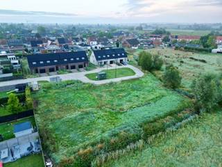 Energiezuinige nieuwbouwwoning in rustige buurt te IngooigemDeze sleutel-op-de-deurwoning biedt modern wooncomfort op een rustige, kindvriendelijke locatie in de Lindendries. De woning omvat een inpandige garage, inkomhal met toilet en een ruime leefruimte met open keuken en grote raampartij naar de tuin.Boven bevinden zich drie slaapkamers en een volledig uitgeruste badkamer met inloopdouche, bad, lavabomeubel en hangtoilet. Buiten zijn oprit, terras en afsluiting inbegrepen.De woning is bijzonder energiezuinig dankzij 14 zonnepanelen, vloerverwarming, ventilatiesysteem, en een regenwaterput van 10.000 L, met een E-peil tot maximum 19. Mogelijkheid tot plaatsing van warmtepomp. Met mogelijkheid inspraak materialen.(Foto's modelwoning) Afspraak via emiel@immobeguin.be