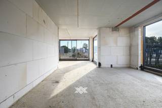 Deze casco nieuwbouwwoning met 3 slaapkamers en een bewoonbare oppervlakte van 187 m² is gelegen op een perceel van 336 m² langs de Torrestraat in Machelen, een deelgemeente van Zulte. Deze gemeente is centraal gelegen tussen Deinze en Kortrijk en staat bekend om zijn mooie natuur en uitgestrekte fiets- en wandelroutes langs het water, waardoor het erg geliefd is bij fietsers, wandelaars en natuurliefhebbers. Daarnaast biedt de regio een mooi aanbod aan horeca, diverse supermarkten, detailhandel, sportfaciliteiten,...<br /><br />De woning wordt casco verkocht, wat betekent dat u de volledige afwerking zelf kunt kiezen – volledig volgens uw eigen smaak, stijl en tempo.<br /><br />Liever instapklaar? Er is de mogelijkheid om de woning afgewerkt aan te kopen, met materialen en afwerking volgens het lastenboek van de ontwikkelaar.<br /><br />Verlaagd BTW-tarief van 6% mogelijk op de volledige constructiewaarde. <br /><br />Benieuwd naar één van deze lichtrijke en kwalitatieve nieuwbouwwoningen? Maak dan snel een vrijblijvende afspraak via guillian@landbergh.be of 09 278 78 79