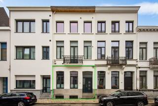 Op zoek naar een instapklaar gelijkvloers appartement met buitenruimte op een toplocatie in Antwerpen? Kom dan zeker eens een bezoek brengen aan dit appartement in de Clementinastraat 49.<br /><br />Gelegen in de gegeerde Harmoniewijk, geniet je hier van een rustige straat met alle voorzieningen op wandelafstand. Denk aan gezellige cafés, restaurants, winkels en vlotte verbindingen met het openbaar vervoer. Ook het bruisende stadscentrum en groene parken liggen binnen handbereik.<br /><br />Bij het binnenkomen word je meteen verwelkomd in een lichte en ruime leefruimte met prachtig visgraatparket.<br />Aansluitend vind je de keuken dewelke praktisch is ingericht en voorzien werd van alle comfort: houten werkblad, koelkast, combi oven, 4-pits gasvuur, dampkap en een tegel spatwand.<br />Via de tussenkamer/bureau (±16 m²) bereik je de slaapkamer (±17 m²), eveneens afgewerkt met parket.<br />De badkamer is functioneel ingericht met een inloopdouche en beschikt over aansluitingen voor wasmachine en droogkast.<br />De leefruimte biedt toegang tot de aangename terras (± 22 m²).<br />Daarnaast beschikt het appartement over een kelder (±15 m²) met eveneens een aansluiting voor wasmachine – handig als extra bergruimte.<br /><br />De vaste kosten bedragen slechts €25,- per maand. Hierin zit het voorschot van het water verwerkt alsook de minuterie. <br /><br />Pluspunten:<br />+ Gelijkvloers appartement met terras<br />+ Instapklaar en verzorgd<br />+ Extra bureau / polyvalente ruimte<br /><span>+ TOP locatie = vlotte bereikbaarheid en nabij alle voorzieningen<br />+ Mogelijkheid tot overname huurovereenkomst autostaanplaats</span><br /><br />Interesse in dit instapklaar appartement? Contacteer ons via 03 337 50 70 of info@vbvastgoed.be voor een afspraak ter plaatse of meer info.