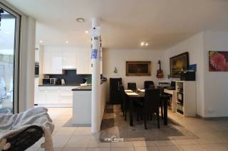 Bent u opzoek naar een ruim én energiezuinig appartement met twee slaapkamers, in het centrum van Waasmunster?Lees en kijk dan snel even verder!Dit...