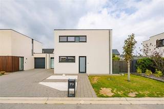 <p><span>GOEFERDINGE -</span><span> Bent u op zoek naar een energiezuinige gezinswoning in een rustige woonwijk?</span></p><p><span>Dan is deze woning misschien wel iets voor u!</span></p><p><span> </span></p><p><span>De belangrijkste troeven in een notendop:</span></p><p><span>- Gelegen in een zeer rustige woonwijk nabij het centrum van Geraardsbergen </span></p><p><span>- Vlotte bereikbaarheid naar uitvalswegen en openbaar vervoer</span></p><p><span>- Winkels en scholen in de onmiddellijke omgeving</span></p><p><span>- 3 slaapkamers, 2 badkamers, dressing en bureau</span></p><p><span>- Inpandige garage omgebouwd tot praktijkruimte met airco</span></p><p><span>- Warmtepomp met vloerverwarming, ventilatie D, waterontharder, laadpunt</span></p><p><span>- Zeer gunstig EPC (A - 34kWh ), 15 zonnepanelen, zonneboiler, automatische screens en rolluiken</span></p><p><span>- Regenwaterput van 10.000 liter</span></p><p><span>- Richtprijs: €445.000</span></p><p><span> </span></p><p><span>Zo ziet het gelijkvloers eruit:</span></p><p><span>De inkomhal met gastentoilet en vestiaire. De gezellige leef- en eetruimte met sierhaard en de open, volledig ingerichte keuken met eiland, voorzien van alle comfort (toestellen van ATAG, combi oven-stoom, oven-micro). Zowel de living als de keuken geven uit op het terras en de tuin. De geriefelijke berging/wasplaats/technische ruimte. Verder een bureauruimte met ingemaakte kasten en de voormalige inpandige garage die werd omgebouwd tot een praktijkruimte.</span></p><p><span> </span></p><p><span>Zo ziet de verdieping eruit:</span></p><p><span>De master suite met de master bedroom, dressing en de badkamer voorzien van een ligbad, een grote inloopdouche, dubbele wastafel en toilet. Twee ruime kinderkamers met een douchekamer tussen beide, eveneens voorzien van een enkele wastafel.</span></p><p><span> </span></p><p><span>Verder beschikt de woning over een ruime oprit met een laadpunt en die plaats biedt voor 2 wagens. Een ruim terras en de gezellige tuin met jacuzzi en tuinhuis.</span></p><p><span> </span></p><p><span> </span></p><p><span> </span></p>