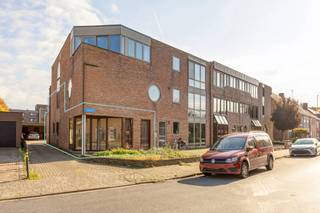 Ruim duplexappartement met 2 slaapkamers, inpandige garage van zo'n 27,5 m² en groot terras nabij het centrum van Turnhout! EPC 229...