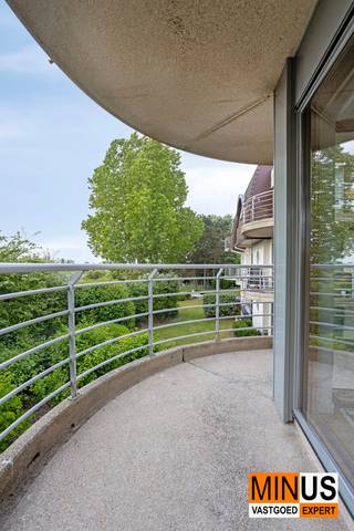 <p>Dit lichtrijke hoekappartement is gelegen in residentie <span><span>Blutsyde Promenade</span></span> aan de Derbylaan te <span><span>Bredene</span></span> en geniet van een rustige ligging op een afgesloten domein. Dankzij de zuidoriëntatie en de hoekligging baadt de leefruimte in natuurlijk licht. Vanuit het appartement en het gezellige terras geniet u van een open zicht op het groen en de uitgestrekte polders, wat dit appartement een bijzonder aangenaam en rustgevend karakter geeft. Bovendien bevinden de duinen en het strand zich op slechts 1 km wandelafstand.</p>
<p>Het appartement beschikt over twee slaapkamers en een functionele badkamer uitgerust met douche, lavabo, toilet en aansluiting voor een wasmachine. In de prijs is tevens een privatieve autostaanplaats in de kelder inbegrepen.</p>
<p>De residentie beschikt centraal over een openluchtzwembad waarvan bewoners tijdens de zomermaanden gebruik kunnen maken. De combinatie van de rustige ligging, de mooie verzichten en de praktische indeling maakt dit appartement uitermate geschikt als vaste woonplaats, tweede verblijf of investering voor vakantieverhuur.</p>