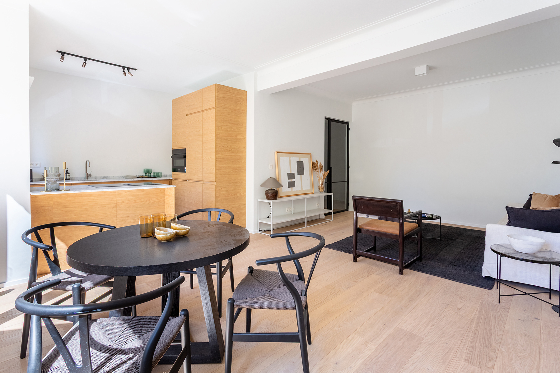 Wilrijk - Nieuw gerenoveerd 2 slaapkamer app. met terras + P - foto 2