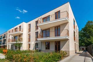 Comfortabel wonen zonder veel omkijken. Dat is precies wat dit recente gelijkvloerse appartement in Mariaburg-Brasschaat te bieden heeft.<br /><br />De lichtrijke leefruimte vormt samen met de open, volledig uitgeruste keuken het hart van het appartement. Van hieruit stap je rechtstreeks het terras en de tuin in. Een fijne extra leefplek, met achteraan een praktische tuinberging voor fietsen, tuinmateriaal of extra stockage.<br /><br />Verder zijn er twee volwaardige slaapkamers, een badkamer met ligbad, douche en dubbele lavabo, een apart toilet en een praktische berging.<br /><br />Ook technisch zit het helemaal goed. Dit BEN-appartement is uitgerust met individuele zonnepanelen, een geothermische warmtepomp, vloerverwarming en vloerkoeling. Dat zorgt voor een aangenaam binnenklimaat én een laag energieverbruik.<br /><br />Aan comfort werd ook in de details gedacht. Zo beschikt het appartement over waterontharding op de volledige sanitaire installatie, een actieve koolstoffilter op het drinkwater en rolgordijnen aan alle ramen. Een veiligheidsdeur en volledige alarminstallatie zorgen voor extra gemoedsrust.<br /><br />Bij het appartement horen twee bovengrondse autostaanplaatsen, met de mogelijkheid om een laadpaal te voorzien. Daarnaast beschik je over een privatieve berging in de ondergrondse verdieping. Ook een gemeenschappelijke fietsenberging en vuilnisruimte zijn aanwezig.<br /><br />Het appartement wordt volledig geschilderd verhuurd en ook de verlichting is al voorzien.<br /><br />Een instapklaar appartement waar een eigen tuin, energiezuinig wonen en hedendaags comfort tot in de details samenkomen.