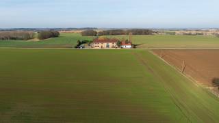 Te midden van de velden, op een schilderachtige locatie, bevindt zich dit buitengewone pand. Aan de straatzijde en de rechtervleugel bevinden...
