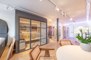 Standingvol handelspand gelegen op een interessant commercieel deel van de Zeedijk-Het Zoute vlakbij het Albertplein & Kustlaan.Enkele winkels in de...