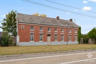 Vous recherchez une maison que vous pouvez aménager entièrement selon vos goûts et vos envies ? Cette maison à rénover située à Glabbeek (3380), sur un terrain de 12a 28ca, offre un grand potentiel pour les familles, les bricoleurs et les investisseurs.<br /><br />Au rez-de-chaussée, la maison se compose d'une cuisine, d'un séjour et d’un WC séparé. À l’étage, vous trouverez trois chambres ainsi qu’une salle de bains.<br /><br />Un atout majeur est l’ancienne écurie/espace de stockage située sur le côté gauche de la maison. Cet espace offre plusieurs possibilités et peut, sous réserve des permis nécessaires, être intégré au volume habitable existant. Cela pourrait par exemple servir d’espace de vie supplémentaire, d’atelier, de cabinet professionnel ou même d’unité de logement indépendante.<br /><br />À l’extérieur, un grand jardin se trouve à l’arrière de la maison, idéal pour ceux qui aiment passer du temps en plein air, jardiner ou simplement profiter du calme et de l’intimité.<br /><br />L’emplacement combine un cadre rural avec une bonne accessibilité. Depuis Glabbeek, Tienen et Diest sont facilement accessibles et la connexion à l’E314 permet également de rejoindre rapidement Louvain, Bruxelles et Hasselt.<br /><br />Une opportunité intéressante pour ceux qui n’ont pas peur d’un projet de rénovation et qui recherchent une maison offrant de l’espace, des possibilités et une situation avantageuse.<br /><br />Curieux de découvrir le potentiel de cette maison ? Contactez-nous pour plus d’informations ou pour organiser une visite sur place.