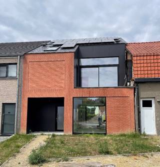 Deze nieuwbouwwoning werd gebouwd met kwalitatieve, luxueuze materialen en heeft een ruime bewoonbare oppervlakte van net geen 200m².Indeling:...