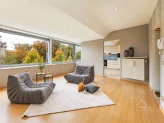 <p><span><strong>Home4You verkoopt:</strong> een bijzonder ruim en lichtrijk appartement van <strong>99 m²</strong>, gelegen op de <strong>2e verdieping</strong> van een kleinschalige residentie in het hart van Destelbergen.</span></p><p><span>Dé blikvanger is zonder twijfel het uitzicht. Zowel vanuit de <strong>royale leefruimte als de ruime leefkeuken</strong> kijkt u rechtstreeks uit op het groene <strong>Kasteeldomein Van Acker</strong>. De avondzon valt hier heerlijk binnen en zorgt voor een bijzonder aangename sfeer.</span></p><p><span>Ruimte vormt de rode draad doorheen het appartement. De woonkamer biedt moeiteloos plaats aan meerdere zitmeubelen en een ruime eettafel. Ook de afzonderlijke keuken is royaal opgevat en biedt nog voldoende plaats voor een extra eetplek.</span></p><p><span>Aansluitend aan de keuken bevindt zich een <strong>uitzonderlijk ruime berging</strong> met plaats voor wasmachine, droogkast en bijzonder veel bijkomende opslagruimte.</span></p><p><span>Verder beschikt het appartement over <strong>2 ruime slaapkamers</strong>. Eén slaapkamer is momenteel voorzien van een dressingkast, terwijl de tweede kamer eveneens perfect kan worden ingericht als slaapkamer, bureel of thuiswerkruimte.</span></p><p><span>De <strong>brede inkomhal en ruime deuropeningen</strong> versterken het open en comfortabele karakter van het appartement. De badkamer is uitgerust met een douche en dubbele lavabo en daarnaast zijn er <strong>2 toiletten</strong>.</span></p><p><span>De lift brengt u rechtstreeks tot niveau -1, waar zich een <strong>zeer ruime private kelderberging</strong> bevindt. Daarnaast zijn er <strong>private parkeermogelijkheden beschikbaar</strong>.</span></p><p><span>Ook qua afwerking werd gekozen voor <strong>kwalitatieve materialen</strong>, waaronder echte parket en een verzorgde keuken met ingebouwde vaatwasser en kwalitatieve toestellen.</span></p><p><span>Het appartement wordt verwarmd op <strong>aardgas</strong> en beschikt over een gunstig <strong>EPC label B – 115 kWh/m²jaar</strong>.</span></p><p><span>De residentie omvat het gelijkvloers, een eerste en een tweede verdieping en telt <strong>4 appartementen en een handelsruimte op het gelijkvloers</strong>. Winkels, scholen, openbaar vervoer en dagelijkse voorzieningen bevinden zich vlakbij, terwijl het wandelbare Kasteeldomein letterlijk aan de overzijde ligt.</span></p><p><span><strong>Vloerplannen beschikbaar op aanvraag.</strong></span></p><p><span><strong>4 kernpunten:</strong></span></p><p><span>• <strong>Topligging:</strong> centrum Destelbergen, recht tegenover Kasteeldomein Van Acker</span><br /><span>• <strong>Ruimte:</strong> 99 m², 2 ruime slaapkamers en uitzonderlijk veel bergruimte</span><br /><span>• <strong>Energie & kwaliteit:</strong> EPC B, aardgas, echte parket en kwalitatieve keukenapparatuur</span><br /><span>• <strong>Comfort:</strong> private parkeermogelijkheden beschikbaar, 2 toiletten, lift tot -1 én zeer ruime kelderberging</span></p>