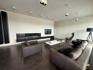 <p><span>Exclusieve, energiezuinige penthouse met panoramisch terras en high-end afwerking</span><span><br /><br />Deze uitzonderlijke penthouse combineert energiezuinig wonen met een verfijnde, hoogwaardige <br />afwerking en een doordachte indeling, en biedt een unieke woonervaring op topniveau.<br /><br />U wordt verwelkomd via een aparte inkomhal met vestiaireruimte, die meteen een gevoel van <br />elegantie en privacy creëert. De ruime eetkamer sluit naadloos aan op de volledig uitgeruste open<br />keuken van Siematic met stijlvol kookeiland een perfecte setting voor zowel dagelijks comfort als <br />culinair genieten. De lichtrijke living met grote raampartijen vormt het hart van de woning en biedt </span></p><p><span>een prachtige connectie met het buitenleven. De ingebouwde gashaard zorgt voor extra sfeer en </span></p><p><span>warmte, waardoor deze ruimte uitnodigt tot ontspannen. Verder beschikt de penthouse over een <br />ruime, praktische wasberging. De nachthal is opgedeeld in twee afzonderlijke delen, wat zorgt voor <br />extra comfort en privacy:<br /><br />Nachthal 1 geeft toegang tot een volwaardige slaapkamer met ensuite badkamer, uitgerust met een <br />exclusief badkamermeubel van de Italiaanse ontwerper Antonio Lupi.<br />Nachthal 2 leidt naar een apart gastentoilet en een tweede ruime slaapkamer, eveneens voorzien van <br />een ensuite badkamer met hoogwaardige afwerking van Antonio Lupi.</span></p><p><span><br />Alle verlichting van WEVER &amp; DUCRÉ is inbegrepen en versterkt het moderne, luxueuze karakter <br />van de woning. Het royale terras vormt een absolute troef: een deel kan volledig en automatisch <br />overdekt worden dankzij een geavanceerd luifel- en lamellensysteem, waardoor u het hele jaar <br />door optimaal kunt genieten van het buitenleven en het weidse uitzicht.<br /><br /></span></p><p><span>Extra troeven:</span></p><ul><li><span>Energiezuinig (EPC A)</span></li><li><span>10 zonnepanelen (3,6 kW)</span></li><li><span>Conforme elektrische keuring</span></li><li><span>Hoogwaardige materialen en afwerking</span></li><li><span>Doordachte indeling met maximale privacy</span></li></ul><p><span>Deze penthouse is een zeldzame opportuniteit voor wie op zoek is naar luxe, comfort <br />en energiezuinig wonen op een toplocatie.</span></p>