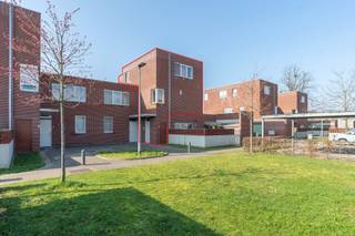 Recente woning van 2018 met o.a 3 slaapkamers, tuin met terras, tuinhuis én een private, overdekte autostaanplaats. Gelegen in een rustig...