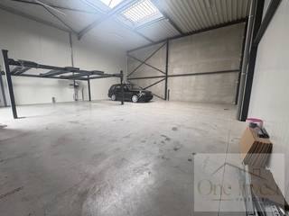 TE HUUR – Magazijn met parkeerplaatsen op KMO-zone De Rietkolk te LommelOp de KMO-zone De Rietkolk te Lommel bieden wij dit functionele magazijn te...