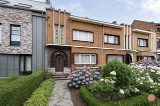 <p>Vandaag nemen we je mee naar deze charmante woning met karaktervolle gevel in Puurs. De karaktervolle gevel maakt deel uit van geregistreerd erfgoed. De woning is gelegen op wandelafstand van scholen, winkels en openbaar vervoer.<br /><br />De authentieke uitstraling in combinatie met de vele mogelijkheden maakt deze eigendom bijzonder interessant voor wie op zoek is naar een unieke woning met karakter en potentieel.<br /><br />Via de inkomhal komen terecht in de prachtige inkomhal die toegang geeft tot de gezellige woonkamer met eetplaats. Achteraan bevindt zich de praktische keuken met aansluitend een wasplaats, die rechtstreeks uitkijkt op de ruime tuin.<br /><br />Op de eerste verdieping vinden we twee volwaardige slaapkamers en een badkamer voorzien van bad, lavabo en toilet.<br /><br />Via een vaste trap bereiken we de ruime zolderverdieping, die tal van mogelijkheden biedt voor het creëren van extra slaapkamers of hobbyruimte.<br /><br />Daarnaast beschikt de woning over een praktische kelder, ideaal als extra bergruimte.<br /><br />De grote tuin vormt een absolute troef van deze woning. Genieten van een aperitiefje was nog nooit zo aangenaam.<br />Achteraan het perceel is er een achteruitweg die uitkomt in de Rode Kruisstraat. <br /><br />De karaktervolle gevel maakt deel uit van het onroerend erfgoed. <br /><br />Ben je op zoek naar een karaktervolle woning?<br />Neem gerust contact op via bryann@julimmo.be of 0492 86 51 03.</p>