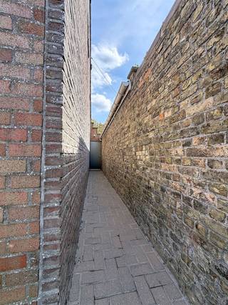 <h1><span>Ruime halfopen woning met zonnige westgerichte tuin en garage</span></h1><h1><span>Deze aangename halfopen woning werd </span><span>gerenoveerd in 2025</span><span> en beschikt over een praktische indeling, veel lichtinval en verschillende energetische troeven.</span></h1><h1><span> </span></h1><h1><span>Gelijkvloers:</span><span><br />De woning beschikt over een inkomhal, een ruime en lichtrijke leefruimte met pelletkachel en een recent gerenoveerde keuken met rechtstreekse toegang tot de tuin. </span></h1><h1><span>Op het gelijkvloers bevindt zich tevens een slaapkamer, een apart toilet en een inpandige garage.</span></h1><h1><span> </span></h1><h1><span>1e verdieping:</span><span><br />Op de eerste verdieping bevinden zich 3 slaapkamers, een badkamer en de toegang tot de zolder.</span></h1><h1><span> </span></h1><h1><span>Buiten:</span><span><br />De woning beschikt over een </span><span>zonnige, westgerichte tuin</span><span> met een </span><span>nieuw en geïsoleerd tuinhuis</span><span>, ideaal als extra bergruimte of hobbyruimte.</span></h1><h1><span> </span></h1><h1><span>Extra's:</span></h1><h1><span>- </span><span>Gerenoveerd in 2025</span></h1><h1><span>- 8 zonnepanelen met batterij</span></h1><h1><span>- Pelletkachel</span></h1><h1><span>- Rolluiken</span><span> </span></h1><h1><span>- Elektriciteit conform</span></h1><h1><span>- Asbestveilig</span></h1>