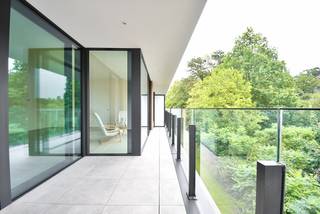 <br />Dit nieuwbouw appartement is gelegen in het woonproject Oeverpark, gelegen op een steenworp van het charmante stadscentrum van Lokeren en op wandelafstand van het station van Lokeren. In een recente en stijlvolle residentie (met lift) op de tweede verdieping bevindt zich dit prachtige appartement van 120 m². De klemtoon ligt hier op hoogwaardige afwerking met energiezuinigheid en praktische voorzieningen. <br /><br />De ruime woonkamer is lichtrijk en open en kijkt uit op een mooi groen zicht en sluit aan op de volledig ingerichte keuken. Vanuit de woonkamer kan men het eerste terras betreden aan de achterkant met een magnifiek zicht op de geklasseerde muziekacademie te midden van het groen. Daarnaast is er een praktische berging met aansluitingen voor wasmachine en droogkast en alle technieken. Het appartement beschikt over drie slaapkamers . Vanuit 2 slaapkamers kan men het 2e terras betreden. Er is een gastentoilet. Er is 1 badkamer voorzien van een inloopdouche en 1 badkamer voorzien van een ligbad en extra toilet, telkens met een badkamermeubel.<br /><br />Het pand is uitgerust met zonnepanelen, een warmtepomp en een ventilatiesysteem D, wat zorgt voor een uitstekend binnenklimaat én een energiezuinige woonstijl.<br /><br />Het appartement is volledig geschilderd.<br /><br />Verder beschikt het appartement over een privékelderberging en een privé autostaanplaats. <br /><br />Het appartement wordt verhuurd aan €1600 per maand, met een vaste kost van €100 per maand voor de gemeenschappelijke lasten. <br />Het EPB is in aanmaak en garandeert een energie neutrale score van 17 kWh/m²jaar.<br />Voor info of aanvraag bezoek : graag een mail sturen naar is.waasmunster@skynet.be of tel. 0495/733419.