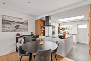 Welkom in deze charmante en instapklare woning, ideaal gelegen nabij de belangrijkste in- en uitvalswegen. Hierdoor geniet je van een...