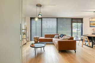 Cet appartement au rez-de-chaussée est le rêve de tous ! Le bel espace de vie se compose d'un coin repas et d'un coin salon avec une cuisine ouverte installée. Tout cela vous donne accès à la terrasse spacieuse où vous pourrez profiter du soleil. Cet appartement comprend également 2 chambres spacieuses, une salle de bains avec douche à l'italienne et des rangements pratiques.<br /><br />Il offre la combinaison parfaite pour ceux qui souhaitent profiter d'un repos paisible et d'une intimité suffisante, tout en étant parfaitement relié à Zulte, à Waregem, à l'autoroute de Kruisem et aux principales routes d'accès, entre autres.<br /><br />Achat obligatoire d'un box de garage souterrain : 40 000€<br /><br />MISE EN PAGE<br /><br />Hall d'entrée - toilettes séparées - salon - salle à manger - cuisine ouverte entièrement équipée - rangements pratiques - chambre 1 - chambre 2 - salle de bain 2 (douche à l'italienne et double vasque) - terrasse spacieuse - garage souterrain - jardin commun<br /><br />POINTS FORTS<br /><br />- Emplacement idéal à proximité des routes d'accès<br />- Finition qualitative<br />- Entièrement peint<br />- Des lattes sont fournies partout<br />- Fenêtres à air fournies<br />- Jardin communautaire<br /><br />INFORMATIONS GÉNÉRALES<br /><br />- Label EPC A<br />- Chauffage central au gaz naturel (radiateurs)<br />- Terrasse agréable<br />- Garage souterrain : 40 000€ (achat obligatoire)<br /><br />Registre des mesures: en cours de demande