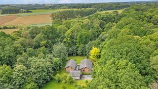 <p>Gelegen in<strong> een exclusieve en bijzonder rustige omgeving</strong> in Heikruis bevindt zich deze unieke, instapklare woning op een prachtig perceel van maar liefst <strong>3.418 m²</strong>. Deze architecturale parel combineert ruimte, licht en comfort met een doordachte indeling en hoogwaardige afwerking. De woning beschikt momenteel over<strong> drie volwaardige slaapkamers</strong> waarvan één op het gelijkvloers met de mogelijkheid om eenvoudig extra kamers te creëren naargelang uw wensen. Daarnaast zijn er twee badkamers voorzien. De ruime en lichtrijke leefruimtes vormen het hart van de woning en bieden een aangename connectie met <strong>de omliggende tuin </strong>en het groen. Dankzij <strong>de grote raampartijen </strong>geniet u hier van een overvloed aan natuurlijk licht en een open, ruimtelijk gevoel. De woning is volledig instapklaar, waardoor u zonder zorgen meteen kan verhuizen. Verder beschikt het pand over <strong>een dubbele garage.</strong> Op energetisch vlak zijn er <strong>zonnepanelen </strong>met hoog rendement aanwezig, is <strong>de elektriciteit conform</strong> de huidige normen en beschikt de woning over een<strong> EPC-label D</strong>, wat betekent dat er geen renovatieverplichting geldt. De verwarming gebeurt via stookolie en op het perceel is een eigen waterzuiveringsstation voorzien, aangezien er geen aansluiting is op de riolering. <strong>De volledige woning is onderkelderd</strong>. Gegeerde locatie - Geen renovatieverlichting - Elektriciteit conform - Het perceel is zowel in Vlaanderen als Wallonië. (Maatregelen opgenomen in het maatregelenregister: neen) (Stedenbouw in aanvraag).</p>