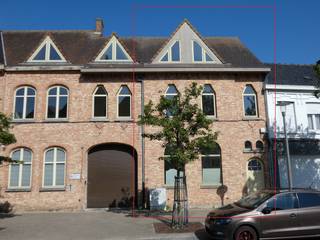 Deze mooie lichtrijke woning is centraal gelegen in Eernegem en instapklaar voor verhuur!<br />Indeling: GELIJKVLOERS - inkomhal, dubbele bureelruimte of polyvalente ruimte, apart toilet, 1e verdieping: halletje, grote lichtrijke leefruimte bestaande uit zithoek en eetplaats, deze geeft onmiddellijk uit op het ruime zonnige terras waar u het jaar rond kunt genieten van uw buitenomgeving, verder hebben we op deze verdieping een ingerichte keuken (oven, microgolfoven, koelkast, vaatwastoestel, dampkap, kookplaat), een 2e apart toilet en praktische berging/wasplaats, het terras heeft een extra buitenberging, de TWEEDE VERDIEPING omvat een nachthal, 3 slaapkamers, de ketelruimte/berging, een 3e apart toilet en tenslotte de uitgeruste badkamer met inloopdouche, dubbele lavabo in meubel en voldoende kastruimte.<br />Deze instapklare woning is heeft centrale verwarming aardgas, is energiezuinig met een EPC-label B en biedt u een zee van woonruimte en wooncomfort, gelegen hartje Eernegem!