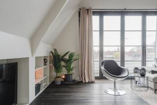 In de karaktervolle Wandelweg te Kortrijk bevindt zich dit unieke duplexappartement van 106m2 op de 2de en 3de verdieping. Het gebouw...