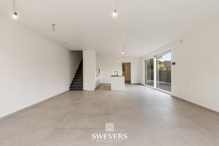 Voor meer info en foto’s, surf naar www.swevers.be – Welkom in deze recente halfopen BEN-woning in de Halstraat 113 bus 1 in Heusden-Zolder. Deze instapklare woning, gebouwd in 2024, biedt 150 m² bewoonbare oppervlakte en combineert hedendaags wooncomfort met energiezuinige technieken. De woning is volledig afgewerkt met een ingerichte keuken, stijlvolle badkamer, schilderwerken en een elegante stenen trap.<br />Via de inkomhal met gastentoilet en berging bereikt u de lichtrijke leefruimte met open keuken, samen goed voor een ruim en aangenaam geheel. Grote raampartijen zorgen voor een mooie verbinding met de volledig omheinde tuin, waar u dankzij de noordwestelijke oriëntatie volop geniet van de namiddag- en avondzon. Op de eerste verdieping bevinden zich drie slaapkamers van 19,80 m², 11,01 m² en 8,36 m², een moderne badkamer met inloopdouche en badkamermeubel, en een tweede toilet. De woning is uitgerust met een lucht-waterwarmtepomp, ventilatiesysteem D en energiezuinige centrale verwarming, wat garant staat voor lage energiekosten en een aangenaam wooncomfort. Het perceel van ca. 4a 49ca beschikt over twee private parkeerplaatsen en een verzorgd aangelegde voortuin. De ligging is bovendien bijzonder gunstig, op slechts 1,6 km van het centrum van Heusden, met winkels, scholen, openbaar vervoer en de autosnelweg in de nabije omgeving. Voor meer informatie, bel 011 255 155. Bron bewoonbare oppervlakte: EPC – verslag.