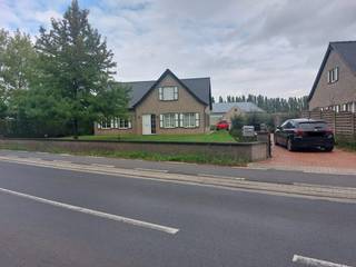 Deze ruime en alleenstaande woning is gelegen in het groene Ruiselede op een boogscheut van het centrum.<br />Aan de voorzijde beschikt de woning over een grote voortuin en een ruime oprit met plaats voor meerdere voertuigen.<br />Achteraan de woning bevindt zich de inpandige garage met kantelpoort, aparte garage, ruim terras en aangename tuin.<br /><br />Indeling:<br />GV: inkomhal - gastentoilet met handwasser - bureau/slaapkamer - woonkamer met elektrische haard - keuken met elektrisch koken, dampkap, oven, microgolf, vaatwas, dubbele spoelbak - wasruimte met lavabo - badkamer met douche en lavabomeubel - berging.<br /><br />1e V: nachthal - 2 slaapkamers waarvan 1 met dressing/berging - badkamer met ligbad, lavabomeubel en toilet - zolderberging.<br /><br />Algemeen:<br />- EPC 243 - label C<br />- Een bewoonbare oppervlakte van 250 m²<br />- Verwarming op stookolie<br />- Warm water via stookolie<br />- Rolluiken aanwezig<br />- Vrij vanaf 01/12/2026<br /><br />Huurprijs: € 1100/maand.