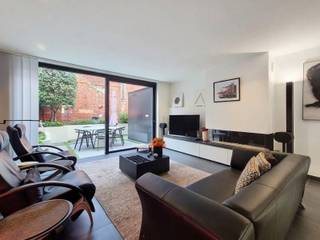 <p>Deze aangename woning is gelegen in residentie La Couverture, op een centrale en rustige ligging in Aalst. De woning bevindt zich tussen twee straten en is bereikbaar via een private oprit, waardoor u geen doorgaand verkeer heeft. Ze is ook toegankelijk via de Sint-Jozefstraat, vlak bij een school. Winkels, openbaar vervoer en belangrijke verbindingswegen bevinden zich in de nabije omgeving.</p>
<p>Via de inkomhal komt u in de lichtrijke leefruimte met open keuken en gezellige zithoek. Grote raampartijen zorgen voor een aangename lichtinval en zicht op het terras voor- en achteraan. De vide in de keuken brengt extra natuurlijk licht en een ruimtelijk gevoel.</p>
<p>Op de eerste verdieping bevinden zich een ruime nachthal met plaats voor een bureau en drie volwaardige slaapkamers, waarvan één met ingemaakte kasten. De stijlvolle badkamer beschikt over een ruime douche, ligbad, toilet en wasmeubel. De open nok zorgt voor een luchtige en royale uitstraling.</p>
<p>Een ondergrondse autostaanplaats is optioneel aan te kopen voor € 38.000.</p>
<p>Troeven:</p>
<ul>
<li>Rustige ligging zonder doorgaand verkeer</li>
<li>Private oprit</li>
<li>Vlakbij school en winkelcentrum</li>
<li>Op 800 m van het station</li>
<li>Twee terrassen</li>
<li>Vloerverwarming</li>
<li>Autostaanplaats optioneel</li>
</ul>
<p><br />Deze woning is te koop ZONDER makelaar via Smart Houses. Interesse? Contacteer rechtstreeks de eigenaar via +32485644523</p>