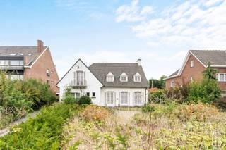 Charmante te renoveren villa/af te breken villa met bouwvergunning voor 8 appartementen en 12 staanplaatsen. Ideale commerciële ligging nabij alle winkels. VEEL POTENTIEEL!! Bezoek na afspraak met/plannen in te kijken bij Immo Beguin: info@immobeguin.be