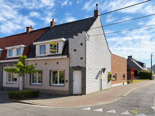 Charmante woning met 3 SLAAPKAMERS, GARAGE, VOLWAARDIGE TUIN EN UITBREIDINGSMOGELIJKHEDEN, ideaal gelegen in een AANGENAME WOONBUURT OP WANDELAFSTAND VAN HET CENTRUM VAN AVELGEM, perfect voor starters of investeerders die op zoek zijn naar een renovatieproject met potentieel. Deze te renoveren gezinswoning bevindt zich op een vlotte locatie, dicht bij scholen, winkels, openbaar vervoer en andere dagelijkse voorzieningen. Op het gelijkvloers vindt u een aangename leefruimte, eetplaats, keuken, veranda, een slaapkamer, badkamer, apart toilet, twee ruime bergingen en een inpandige garage. De eerste verdieping omvat een nachthal en twee ruime slaapkamers, terwijl de zolder MOGELIJKHEDEN BIEDT VOOR EXTRA SLAAPKAMERS OF EEN HOBBYRUIMTE. Daarnaast beschikt de woning over een droge staankelder, een VOLWAARDIGE TUIN en een BIJHORENDE GARAGE ACHTERAAN HET PERCEEL. De eigendom werd steeds goed onderhouden en is uitgerust met VERWARMING OP AARDGAS. Dankzij de GUNSTIGE LIGGING, de praktische indeling en de vele mogelijkheden vormt deze woning de ideale basis om volledig naar eigen smaak te renoveren. Woning wordt verkocht in de huidige staat.<br /><br />Adres: Driesstraat 98 te Avelgem<br /><br />Renovatieplicht van toepassing; P-score: D , G-score: D; Bestuursmaatregelen in maatregelenregister: neen; vrij bij akte