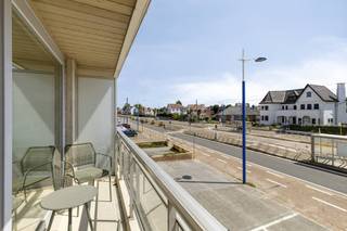 Langs de Koninklijke Baan te Koksijde vinden we deze in 2024 volledig gerenoveerde studio (30m²) met zongericht terras te koop. Bij de studio is er...