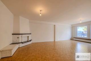 Prachtig ruim appartement met 3 slk op toplocatie! <br /><br />Bent u op zoek naar een mooi appartement in het centrum van Wilrijk? Dit appartement beschikt over 3 slaapkamers en combineert ruimte en comfort met een uitstekende ligging in het hartje centrum Wilrijk! <br /><br />Bij binnentreden van het appartement komt u in de inkomhal die meteen uitgeeft op de ruime en lichtrijke woonkamer met parketvloer. Vanuit de woonkamer krijgt u toegang tot de volledig ingerichte keuken. De badkamer is voorzien van een douche-in-bad en een dubbele lavabo. Verder zijn er nog 3 volwaardige slaapkamers aanwezig. Tenslotte is er achteraan het appartement een aangenaam terras voorzien. <br /><br />Pluspunten: <br />+ Uitstekende locatie in hartje Wilrijk <br />+ Ruim en instapklaar <br />+ 3 volwaardige slaapkamers<br />+ Aangenaam terras <br />+ EPC label B <br />+ Asbestveilig <br /><br />Hebt u interesse in dit mooie appartement in centrum Wilrijk? <br />Contacteer ons via info@debaco.be of bel ons op 014/73.77.77 voor een bezoek ter plaatse!