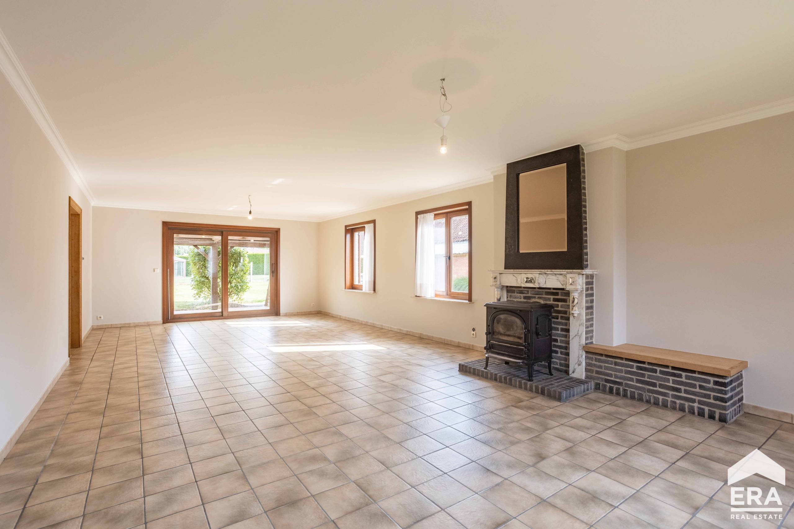 Instapklare villa met 5 slaapk, 2 badk, tuin en garage - foto 4