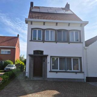 Bent u op zoek naar een stijlvolle en volledig gerenoveerde woning met veel lichtinval en kwalitatieve afwerking? Dan is deze prachtige...