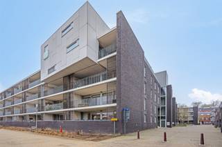 Dit prachtig gelegen duplex-appartement met 4 slaapkamers en een ruime bewoonbare oppervlakte van 180 m² bevindt zich op de 3de en 4de verdieping...