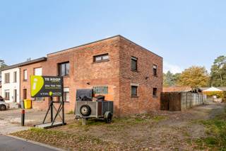 Deze gezinswoning is gelegen in een zeer rustige straat op een toplocatie, nabij het centrum van Nijlen, station, scholen, winkels, horeca, openbaar vervoer, .... . De woning biedt een vlotte verbinding naar de E313 en de omliggende gemeentes.<br /><br />Via een inkomhal betreed je de ruime woonkamer. De open keuken is voorzien van een gaskookplaat, dubbele spoelbak, dampkap, vaatwasser en koelkast. Achter de keuken is er een lichtrijke veranda. Verder is er een ruime technische berging/wasplaats met toilet.<br /><br />Op de eerste verdieping bevinden er zich 2 ruime slaapkamers, een doorloopkamer (mogelijkheid tot 3de slaapkamer) en een ruime badkamer met ligbad, douche, toilet en een badkamermeubel met dubbele lavabo.<br /><br />Koele berging vind je in de kelder.<br /><br />Achteraan de woning geniet je van een ruime volledig omheinde tuin. Er is parkeergelegenheid vooraan de woning, en er is tevens een ruime dubbele garage achteraan de tuin. Deze garage is bereikbaar via de servitudeweg (gelegen op het perceel) rechts naast de woning.<br /><br />Er zijn 18 zonnepanelen aanwezig. Geen renovatieverplichting (EPC label D).