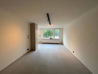 À louer dans la résidence Christine à Ostende : un appartement entièrement rénové et prêt à emménager, proposé à la location pour la première fois. L'appartement est disponible immédiatement et tous les appareils et équipements sont flambant neufs et n'ont jamais été utilisés. En entrant, vous disposez d’un hall d’entrée spacieux équipé d’un interphone, qui donne accès à un grand salon particulièrement lumineux. La cuisine ouverte s’intègre harmonieusement à l’espace de vie et est équipée d’un réfrigérateur encastré, d’une plaque de cuisson électrique et d’une hotte aspirante. Un espace a également été prévu pour l’installation d’un lave-vaisselle ou d’un lave-linge, selon votre choix. L'appartement dispose de deux chambres, dont une chambre principale spacieuse et une chambre plus petite qui peut également servir de bureau, de dressing ou de chambre d'enfant. À l'arrière de l'appartement se trouve une terrasse. La salle de bains entièrement rénovée est équipée d'une douche, d'un lavabo, de toilettes et de nouveaux équipements sanitaires. L'appartement est chauffé au gaz et dispose d'un thermostat. L'immeuble est équipé d'un ascenseur et d'un interphone, et tous les compteurs sont individuels. Le garage, inclus dans le loyer, constitue un atout majeur. Depuis le garage, on accède directement à l'immeuble et à l'appartement, ce qui est particulièrement pratique. Il n'y a pas de local à vélos ni de cave séparés, mais le garage peut bien sûr être utilisé à cette fin.L'emplacement constitue également un atout majeur : le centre d'Ostende est facilement accessible à vélo, tout en bénéficiant d'un accès rapide aux principales voies d'accès et à l'autoroute. L'appartement est disponible au loyer de 895 € par mois, auquel s'ajoute une provision de 75 € par mois pour les charges communes. Le coût mensuel total s'élève donc à 970 €, hors charges individuelles. Un logement idéal pour ceux qui recherchent un appartement entièrement rénové, confortable et disponible immédiatement, avec un box de garage, dans un emplacement facilement accessible à Ostende.