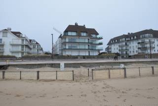 Res. FrarodyRuime autostaanplaats in residentie op Zeedijk-Het Zoute, Westhinderstraat, nabij de Wandeldijk.Mooie doorrijhoogte bij hoofdpoort in de...