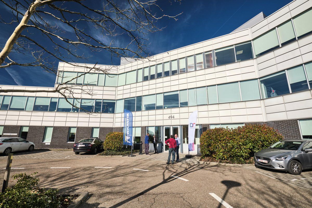 Lichtrijk kantoorgebouw met polyvalente ruimte te Zellik - foto 1