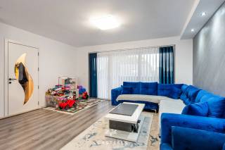 Wonen in dit duplexappartement betekent genieten van een rustige woonomgeving in Zelzate, waar de nabijheid van voorzieningen harmonieus samengaat met een gevoel van ruimte. De ligging in een verzorgde omgeving biedt de rust die je verlangt, zonder dat levendigheid ver weg is. Hier ervaar je een zekere balans tussen comfort en praktische toegankelijkheid, ideaal voor wie houdt van een evenwichtige manier van leven.<br /><br />Binnen stap je een lichte en ruime leefruimte binnen, waar de doordachte indeling meteen opvalt. De vernieuwde keuken sluit naadloos aan op de zithoek en eetruimte, wat bijdraagt aan een open en aangename woonbeleving. Op de hogere verdieping vind je twee ruime slaapkamers, elk met voldoende ruimte voor diverse gebruiksmogelijkheden, naast een verzorgde badkamer en twee aparte toiletten. De materialen en afwerking ademen een rustige kwaliteit uit, passend bij een zorgvuldige renovatie.<br /><br />Het grote terras is een fijne plek om te ontspannen, met een prettige oriëntatie die uitnodigt tot het nagenieten van de avondzon. De bijkomende garage en praktische bergruimte maken het dagelijks leven hier eenvoudiger en overzichtelijker. Zo ontstaat een woonplek die rust en comfort combineert, met aandacht voor praktische details.<br /><br />• Instapklaar duplexappartement gerenoveerd in 2021  <br />• Twee ruime slaapkamers  <br />• Vernieuwde keuken en badkamer  <br />• Groot, zuidwestgericht terras  <br />• Private garageplaats  <br />• Bergruimte voor fietsen en materiaal  <br />• EPC in aanvraag